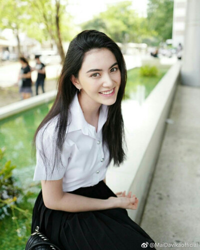 【Mai】
全名:黛薇卡?霍内（Davika Hoorne），1992年5月16日出生于泰国曼谷，泰国当红女演员、模特。泰国、比利时混血儿。
主要演艺作品:《爱神之影》、《破晓之爱》、《恶玫瑰公主》、《千里香》、《爱已成殇》、…