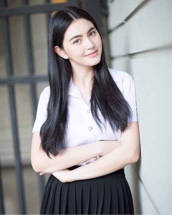 【Mai】
全名:黛薇卡?霍內(nèi)（Davika Hoorne），1992年5月16日出生于泰國曼谷，泰國當(dāng)紅女演員、模特。泰國、比利時混血兒。
主要演藝作品:《愛神之影》、《破曉之愛》、《惡玫瑰公主》、《千里香》、《愛已成殤》、《曙光》等