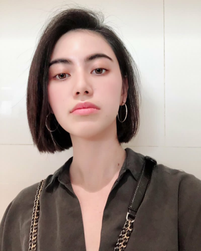 【Mai】
全名:黛薇卡?霍内（Davika Hoorne），1992年5月16日出生于泰国曼谷，泰国当红女演员、模特。泰国、比利时混血儿。
主要演艺作品:《爱神之影》、《破晓之爱》、《恶玫瑰公主》、《千里香》、《爱已成殇》、…