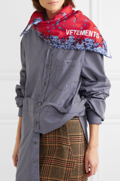 Vetements 2018 秋冬系列灵感源自淘来的二手设计，因此创意总监 Demna Gvasalia 选择在巴黎 Paul Bert Serpette 的跳蚤市场举行大秀，以更好得烘托出复古效果。这款围巾采用柔软的抓绒面料制成，星星点点的花朵点缀…