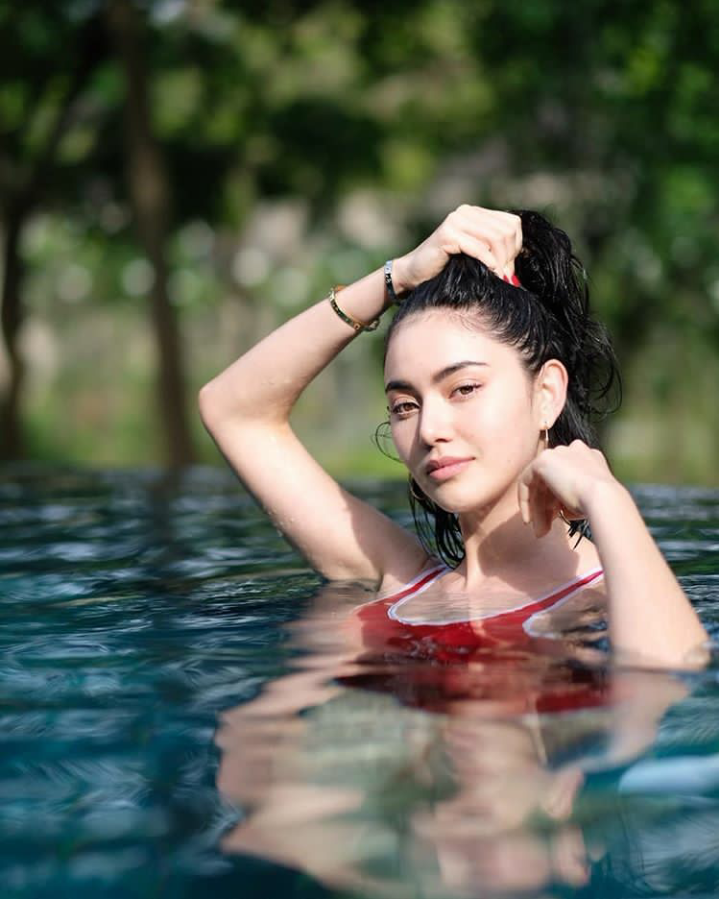 【Mai】
全名:黛薇卡?霍內(nèi)（Davika Hoorne），1992年5月16日出生于泰國(guó)曼谷，泰國(guó)當(dāng)紅女演員、模特。泰國(guó)、比利時(shí)混血兒。
主要演藝作品:《愛神之影》、《破曉之愛》、《惡玫瑰公主》、《千里香》、《愛已成殤》、《曙光》等