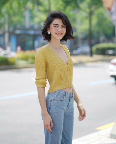 【Mai】
全名:黛薇卡・霍内（Davika Hoorne），1992年5月16日出生于泰国曼谷，泰国当红女演员、模特。泰国、比利时混血儿。
主要演艺作品:《爱神之影》、《破晓之爱》、《恶玫瑰公主》、《千里香》、《爱已成殇》、…