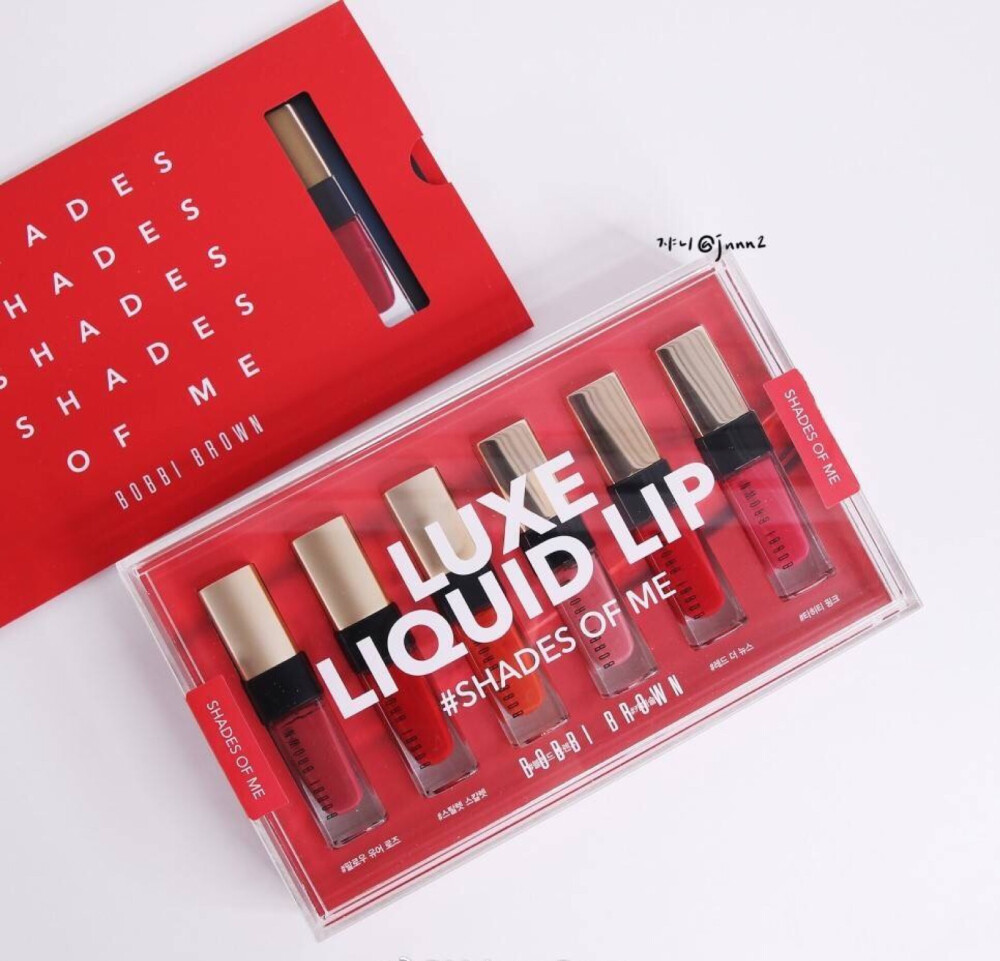 唇釉 | Bobbi Brown Luxe Liquid Lip，芭比布朗新款奢华唇釉系列，礼盒包装本来就容易让人心动，更何况六支色号都毫无雷点。
三支磨砂盖子的是丝绒质地：
-Follow Your Rose，干燥玫瑰色，带一点梅子色调；
-Starlet Scarlet，明亮的正红色；
-Blood Orange，血橙亮橘色；
三支金属盖子的是光泽质地：
-Camisole，温柔气质的奶茶粉色；
-Red The News，大方活泼的草莓红；
-Tahiti Pink，浪漫的糖果粉色。