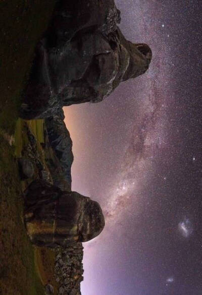 摄影师Rob Dickinson在新西兰拍摄了一整年的银河全景，每一张都是超过80张照片拼接而成，震撼人心的美【温馨提示：前方有大量美景，请横屏看图～】 ​