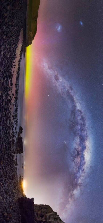 摄影师Rob Dickinson在新西兰拍摄了一整年的银河全景，每一张都是超过80张照片拼接而成，震撼人心的美【温馨提示：前方有大量美景，请横屏看图～】 ​