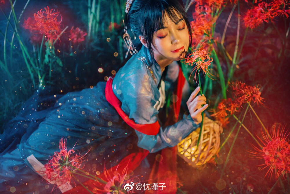 ￼重庆约拍 ￼成都约拍 ￼湖北约拍 #汉服约拍#
“一粒长生金，千年不败蕊。
——这是第几个千年？”
摄影/@忱瑾子
出镜/@T诗琪同学
汉服/@绛悠堂汉服
文案/@大圣不空
————————————————————
这彼岸永夜的天，我已经看了多少岁月？
王侯将相，如虹美人，他们的灵是这忘川唯一的光点，我看着他们的灵，总是会觉得自己和他们一同去了。
可我还在原地，我在等一个人。
我得一粒长生金，寄托了我的灵，我将灵放在灯中，我在引路，因为他说，他在无间虚空会看到我的光，我会带他回来。就像我能在无尽魂灵中看到他一样。