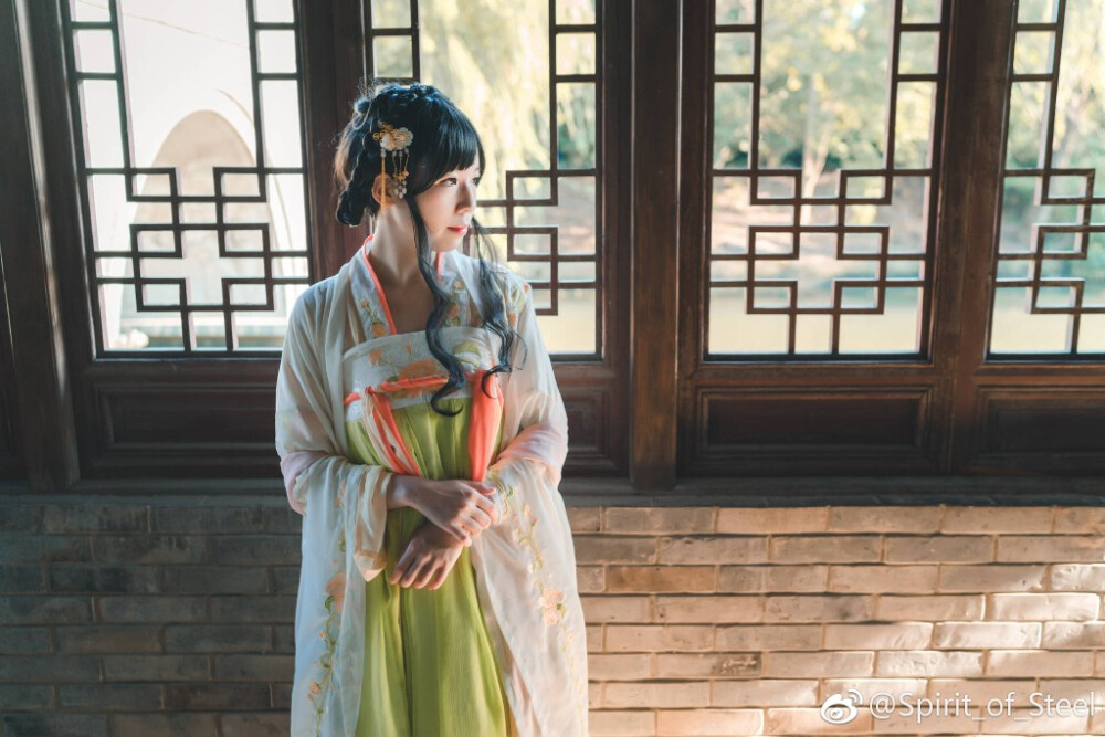 #上海约拍# #汉服摄影# #汉服约拍# #人像摄影#
《山茶花》
出镜：Su.su
摄影、后期：@Spirit_of_Steel 