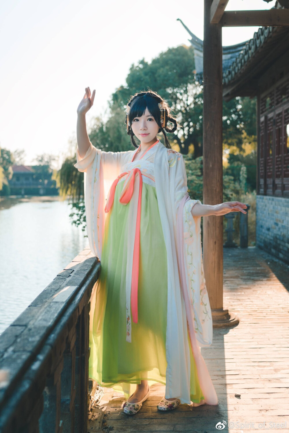 #上海约拍# #汉服摄影# #汉服约拍# #人像摄影#
《山茶花》
出镜：Su.su
摄影、后期：@Spirit_of_Steel 