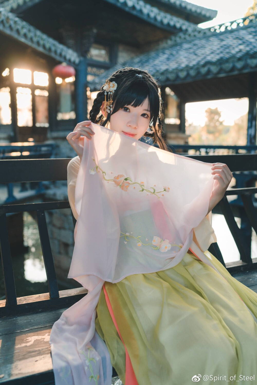 #上海约拍# #汉服摄影# #汉服约拍# #人像摄影#
《山茶花》
出镜：Su.su
摄影、后期：@Spirit_of_Steel 