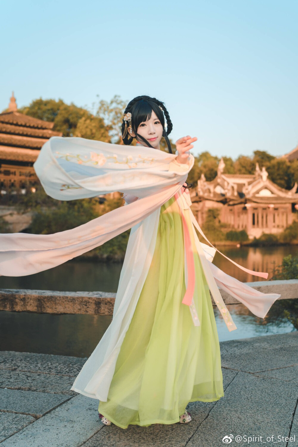 #上海约拍# #汉服摄影# #汉服约拍# #人像摄影#
《山茶花》
出镜：Su.su
摄影、后期：@Spirit_of_Steel 