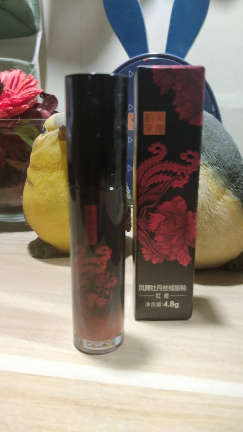 美康粉黛丝绒哑光唇釉 红鸢。这系列中国风的包装+色号，超级吸粉有木有！唇釉的显色度很高，丝绒感很强，滋润度也挺好的，不用担心显唇纹。红鸢这个色号被称为阿尼玛200的平价替代色，颜色的相似度超高，推荐给所有贫民窟下水道女孩，即使hold不住这样的吃土色，也不怕价格过高造成的浪费了。