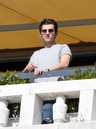 今日份白白嫩嫩的墨镜荷
图源资讯站