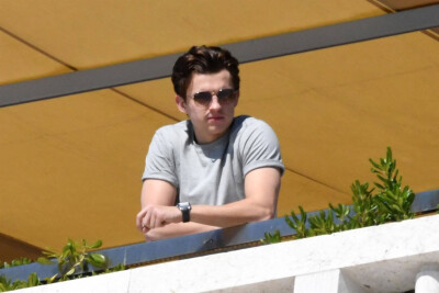 今日份白白嫩嫩的墨镜荷
图源资讯站