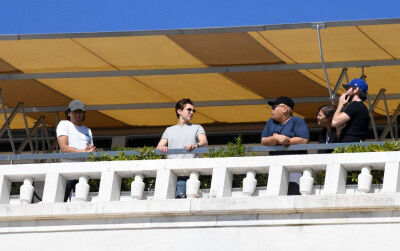 今日份白白嫩嫩的墨镜荷
图源资讯站