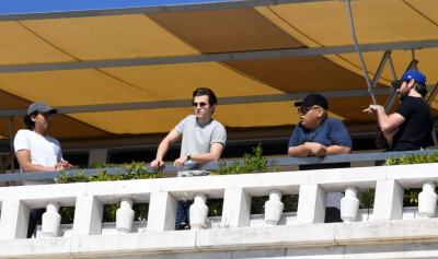 今日份白白嫩嫩的墨镜荷
图源资讯站