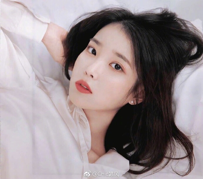 News | IU X ELLE 2018 10月刊杂志照
清纯美丽的形象吸引着大众的视线
李知恩就是美的那么自然纯粹 ​​​​