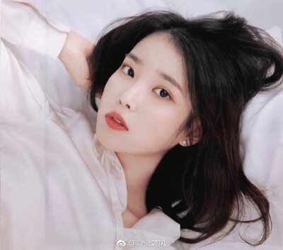 News | IU X ELLE 2018 10月刊杂志照
清纯美丽的形象吸引着大众的视线
李知恩就是美的那么自然纯粹 ​​​​