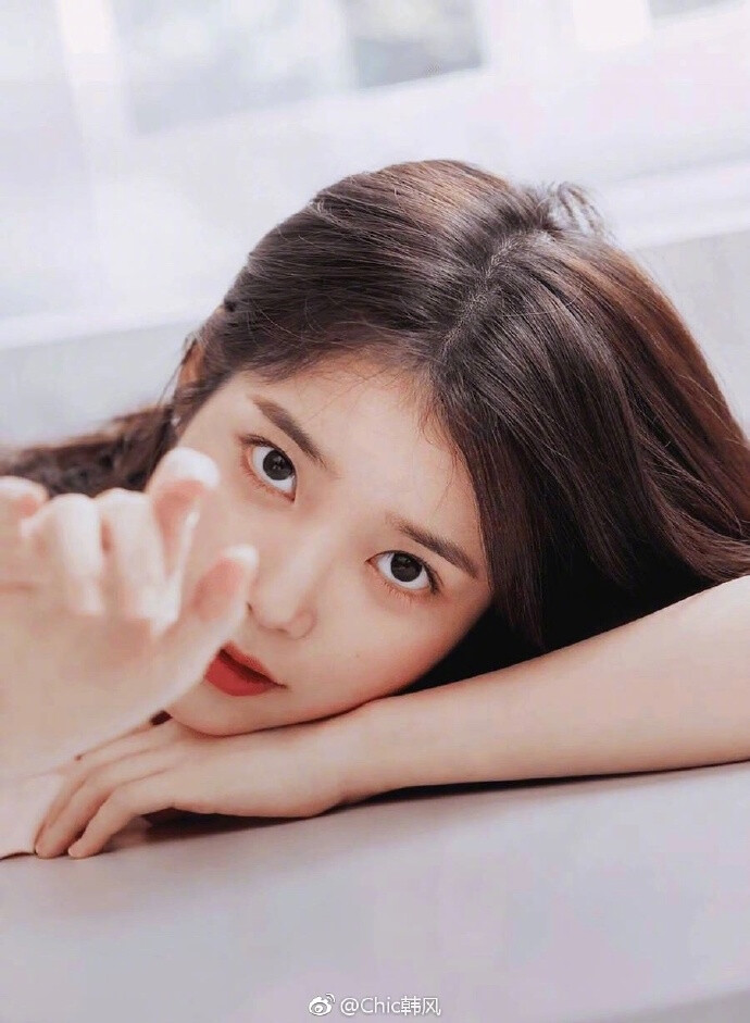 News | IU X ELLE 2018 10月刊杂志照
清纯美丽的形象吸引着大众的视线
李知恩就是美的那么自然纯粹 ​​​​