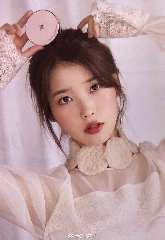 News | IU X ELLE 2018 10月刊杂志照
清纯美丽的形象吸引着大众的视线
李知恩就是美的那么自然纯粹 ​​​​
