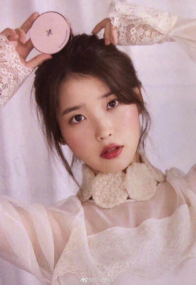 News | IU X ELLE 2018 10月刊杂志照
清纯美丽的形象吸引着大众的视线
李知恩就是美的那么自然纯粹 ​​​​