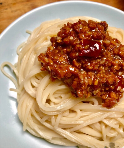 【百搭蒜香牛肉酱】小可这次做的蒜香牛肉酱真的是太太太太太太香了！酱真的是吃货们的神器啊，这碗蒜香牛肉酱，拌面好吃！拌饭好吃！抹馒头也好吃！这样做上一次装入小罐子里还能带去办公室给自己加个餐，中午吃饭的…