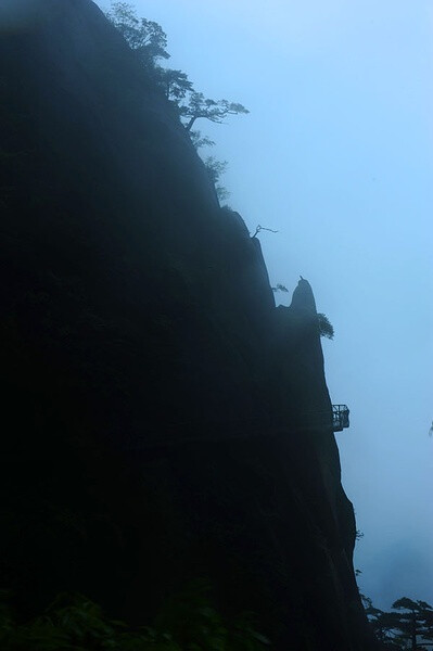 似惜雨晴天恰好，真忘名利日长闲。松筠不锁神仙境，携得烟霞满袖还。 ​