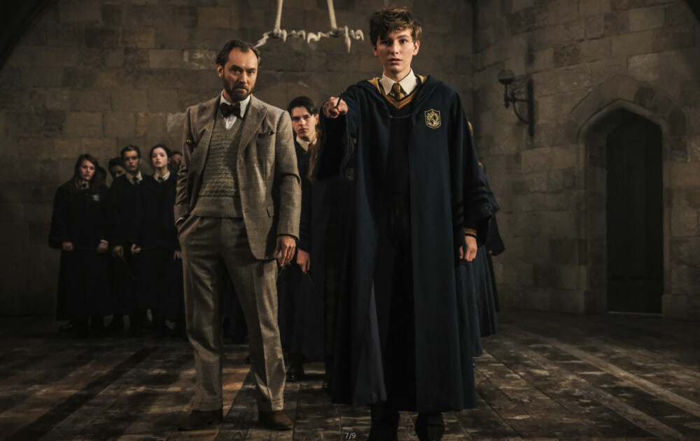 #带着微博去旅行#畅游欧洲，打卡魔幻巨制《#神奇动物#：格林德沃之罪》拍摄地。这一次魔法版图拓展到法国，看剧照逛翻巴黎街头，还可以跟着英伦男神裘德·洛、小雀斑玩转英国取景地：变身霍格沃茨冬季庭院的拉库克修道院、马克思沉睡的海格特公墓！J.K.罗琳的魔法世界如梦如幻，美到不想回家！ ​