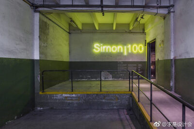 为庆祝一百周年纪念，Simon臆想了一个交互展示空间Espacio100来展示最新系列作品Simon|100。公司的历史以视觉效果呈现在观众面前，并带领我们进入对未来的探索中。#求是爱设计# ​