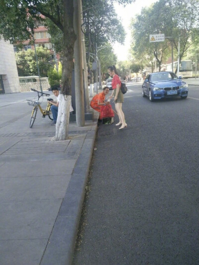 【人美心善，这个妹子暖暖哒】下午的成都街头，太阳毒辣，一女孩看到一环卫工老人累了坐路边休息，于是去给老人买来水和冷饮。好人好事该弘扬，妹子，我们给你点赞。 ​​​​