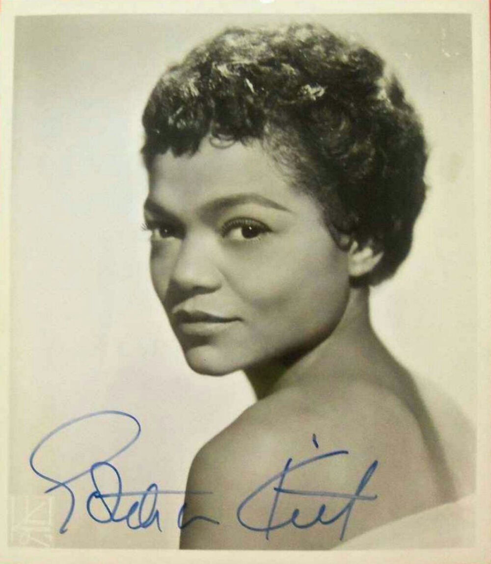 艾萨凯特
Eartha Kitt
美国女演员.1927-2008年.“巧克力美人”1967年在电视剧《蝙蝠侠》中扮演‘猫女’风靡一时。