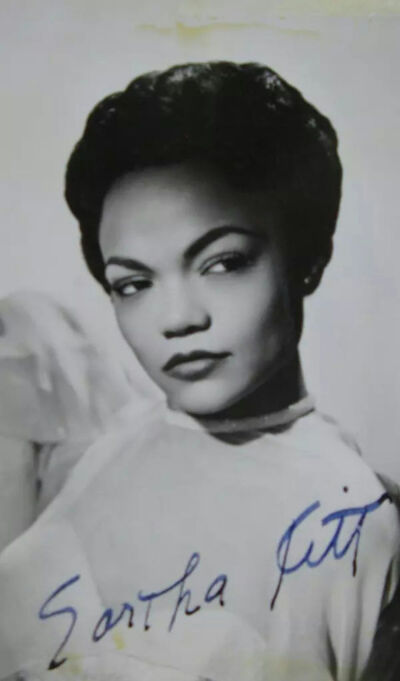 艾萨凯特
Eartha Kitt
美国女演员.1927-2008年.“巧克力美人”1967年在电视剧《蝙蝠侠》中扮演‘猫女’风靡一时。