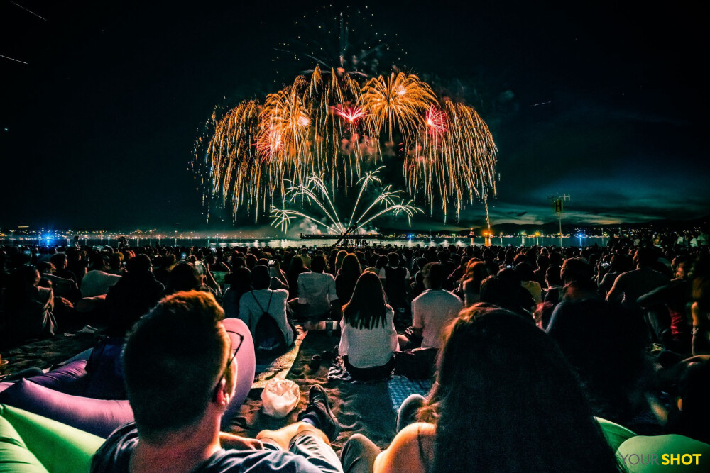 烟花表演
每年夏天，在不列颠哥伦比亚省温哥华的英吉利湾上空，都会有一场精彩的烟花表演。这场烟花表演是由每年一度的国际烟花比赛免费举办的，人们会聚集在一起，欣赏来自各个国家的烟花表演。去年的比赛主题为“爱”，参赛国家有南非、瑞典和韩国。摄影：Mehran Shariati