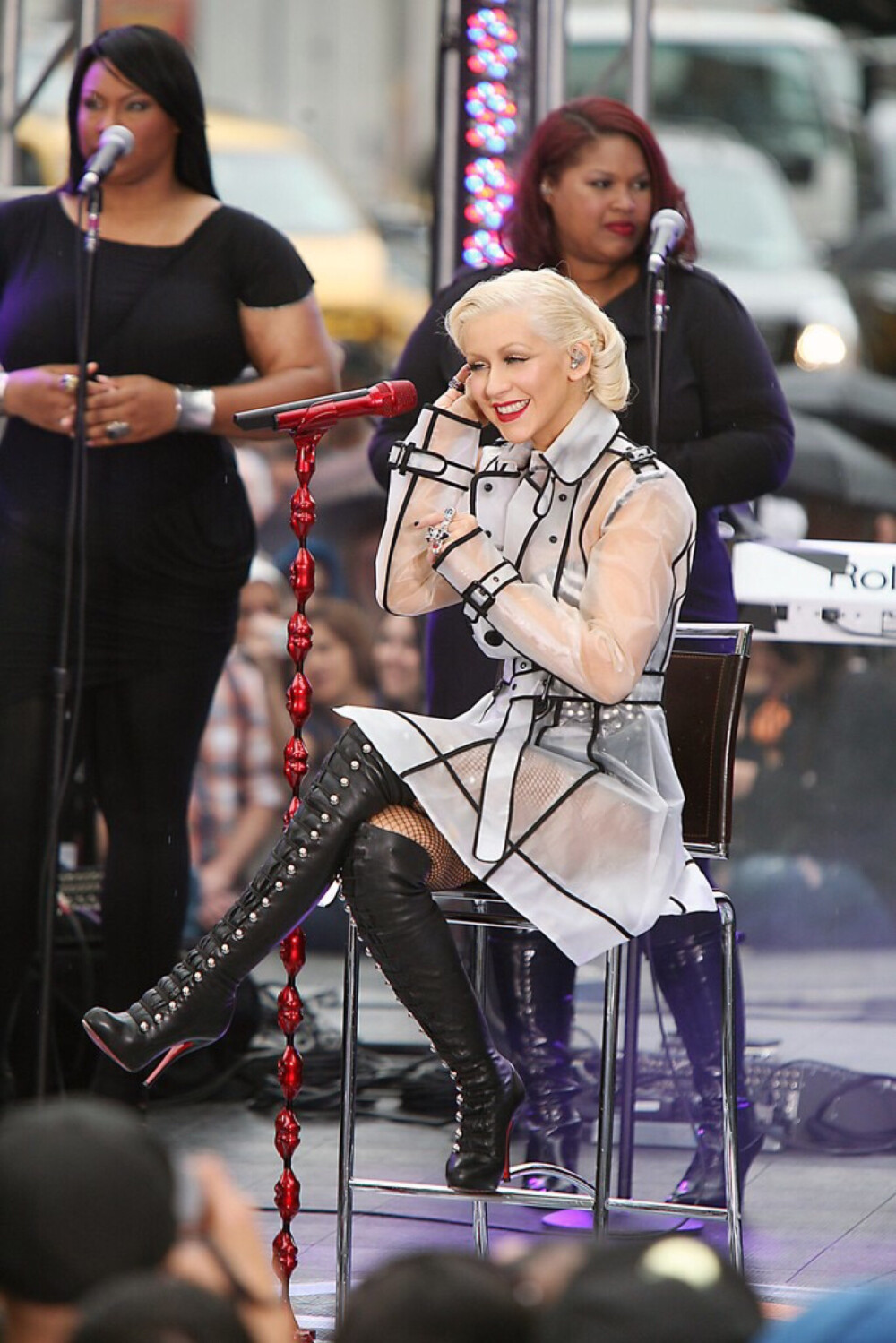 Christina Aguilera 2010年bionic时期，参加early show。