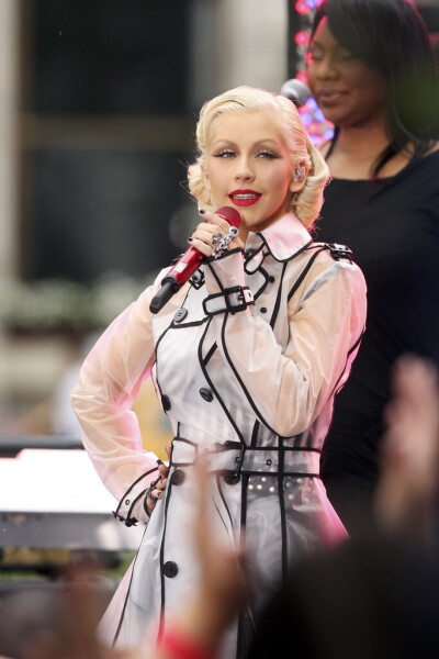 Christina Aguilera 2010年bionic时期，参加early show。