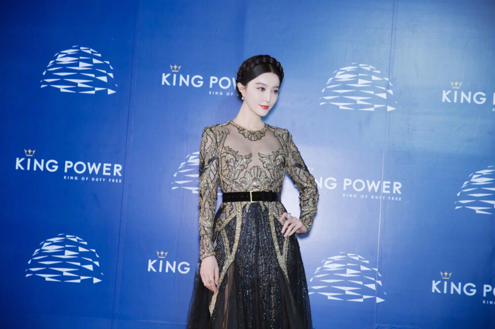 #美图系列##范冰冰#@范冰冰 身着Elie Saab 2017秋冬高级定制出席King Power开业活动 ​​​