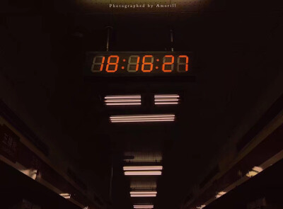 背景图/黄昏
你知道 当一个人情緒低落的時候
他会格外喜歡看日落 /
“那一天 我看了四十四次日落”