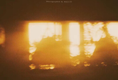 背景图/黄昏
你知道 当一个人情緒低落的時候
他会格外喜歡看日落 /
“那一天 我看了四十四次日落”