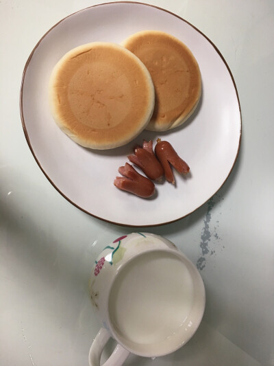 pancakes+章鱼香肠+牛奶
01/10/18 早（终于买新盘子了^v^）