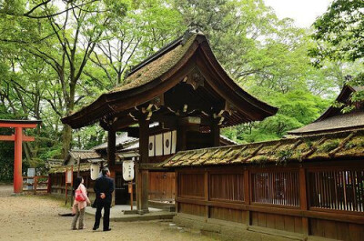 【可以让你变美的神社】京都的河合神社，主祭神玉依姫命，是守护女性的“日本第一美丽神”。神社中售卖的镜子形状的绘马牌颇受女性欢迎。据说只要在上面画上自己想要的容颜，神就会保佑你得到你所祈求的美貌哦~手残…