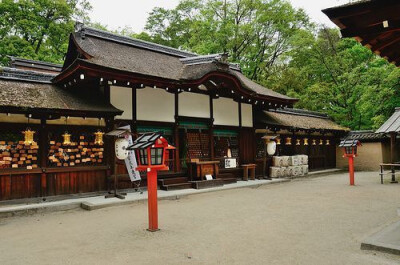 【可以让你变美的神社】京都的河合神社，主祭神玉依姫命，是守护女性的“日本第一美丽神”。神社中售卖的镜子形状的绘马牌颇受女性欢迎。据说只要在上面画上自己想要的容颜，神就会保佑你得到你所祈求的美貌哦~手残…