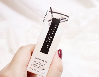 『Fenty Beauty』 gloss bomb唇釉试色分享
包装设计非常简约高级，色号是diamond milk，百分之九十都是银色的闪，仔细看的话可以看见细微粉闪。叠加在其他唇膏上比较好看，虽然不像钻石一样非常闪亮，但是质地不黏…