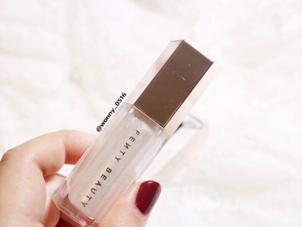 『Fenty Beauty』 gloss bomb唇釉试色分享
包装设计非常简约高级，色号是diamond milk，百分之九十都是银色的闪，仔细看的话可以看见细微粉闪。叠加在其他唇膏上比较好看，虽然不像钻石一样非常闪亮，但是质地不黏腻，香味也是甜甜的。