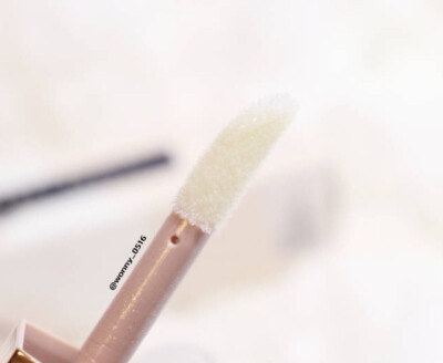 『Fenty Beauty』 gloss bomb唇釉试色分享
包装设计非常简约高级，色号是diamond milk，百分之九十都是银色的闪，仔细看的话可以看见细微粉闪。叠加在其他唇膏上比较好看，虽然不像钻石一样非常闪亮，但是质地不黏…