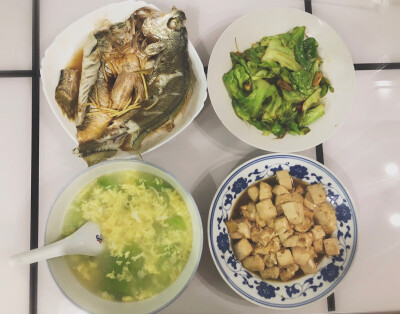 #假装很会做饭#系列之➭三菜一汤#清蒸一条正经的大黄鱼#
好吃到哭泣！