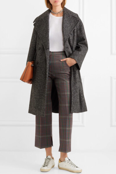 2018 秋冬秀场主打传统图案元素，Golden Goose Deluxe Brand 顺势加入了这一潮流，并为这款 “Rendena” 彩色高腰阔腿裤注入了一丝清新靓丽之感。单品裁自格纹羊毛，腰部背面饰有可调式 D 形环，裤脚内侧设有开衩，…