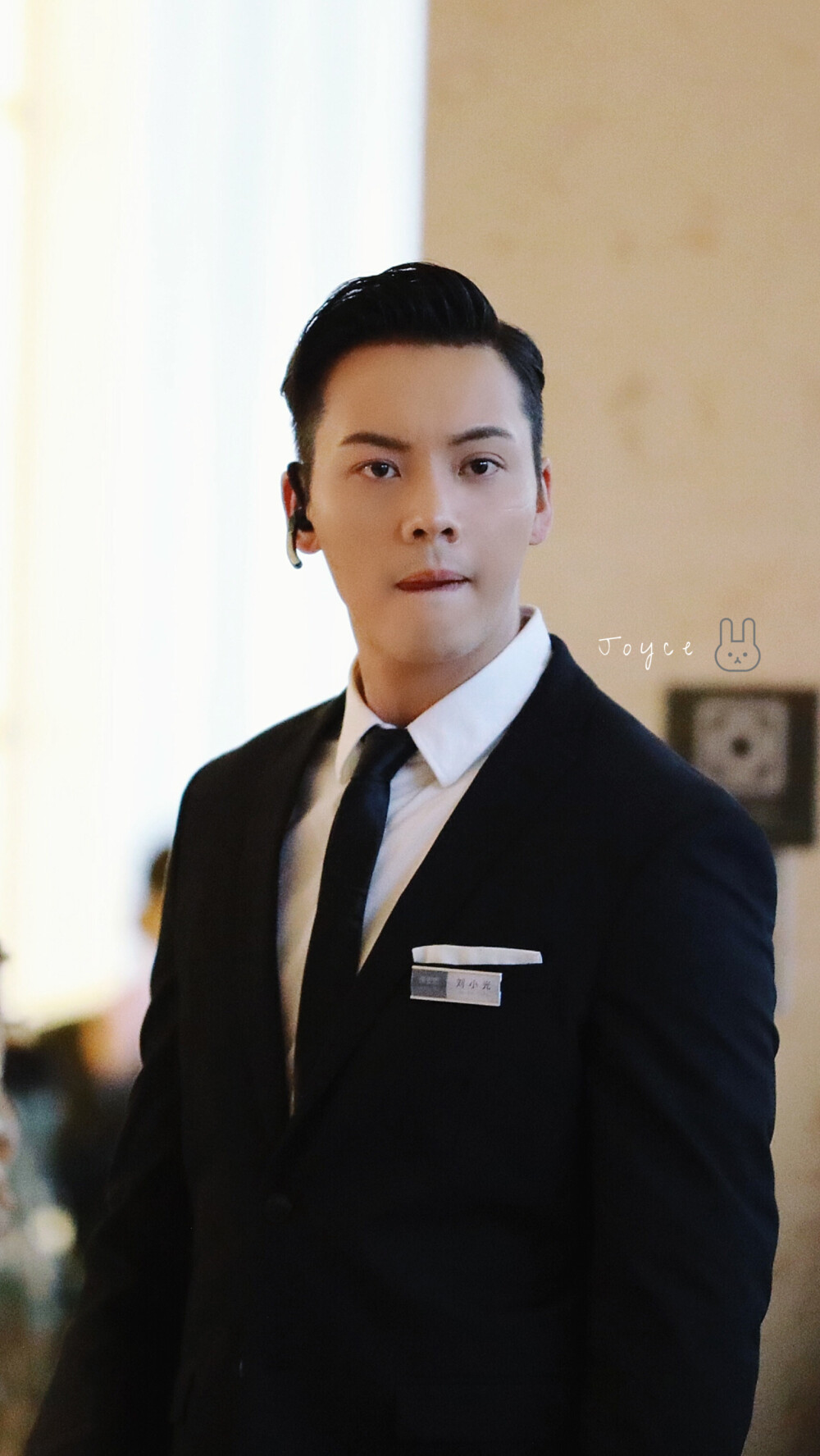 【陈伟霆 William Chan】橙红年代 刘子光 探班 1714 x 3042 px (图源：微博 @joycelelejoy很等等 weibo.com/6312971464/GC2aUA4Ol)