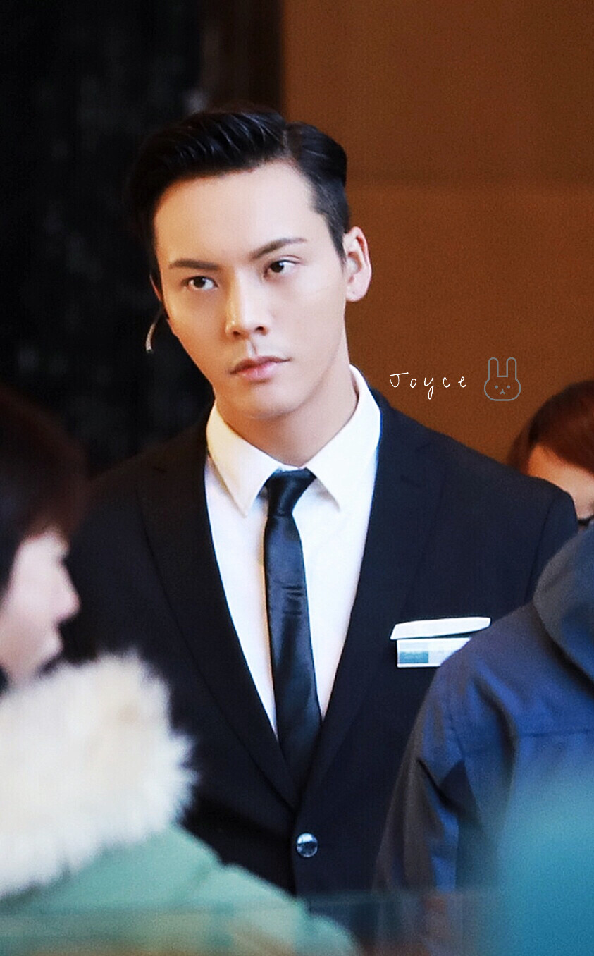 【陈伟霆 William Chan】橙红年代 刘子光 探班 843 x 1356 px (图源：微博 @joycelelejoy很等等 weibo.com/6312971464/GC2aUA4Ol)