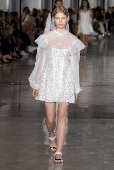 Giambattista Valli 詹巴迪斯塔·瓦利 2019巴黎时装周春夏时装秀