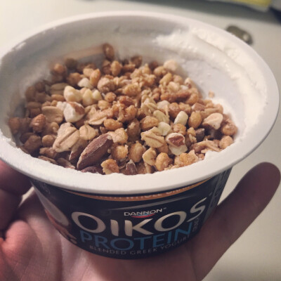 coconut yogurt with whole grain oats& almondsflavor