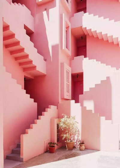 西班牙现实版纪念碑谷——La Muralla Roja 红墙马卡龙色的梦幻迷宫[米奇喜欢]少女心炸裂~#带着微博去西班牙# ?